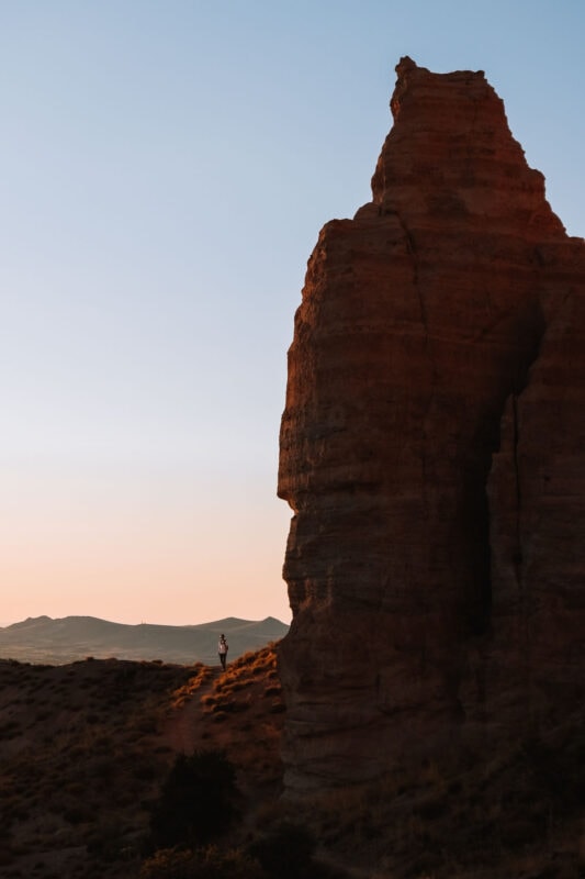 De red valley in Cappadocië tijdens de zonsondergang